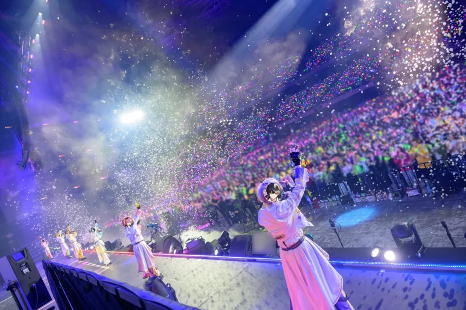 Kアリーナ横浜でのAMPTAKxCOLORSライブ