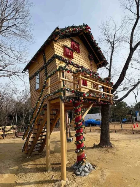 クリスマス装飾のツリーハウス