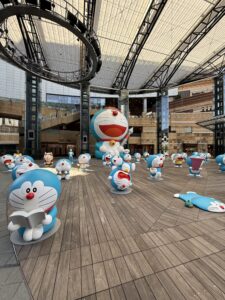 六本木に展示されているたくさんのドラえもん