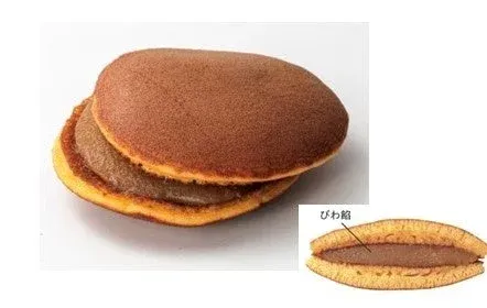 びわ餡が挟まれた和菓子（どら焼き）の写真です