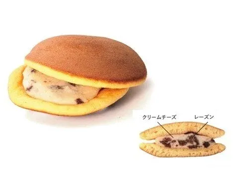 どら焼きのような生地にクリームチーズとレーズンを挟んだスイーツの画像