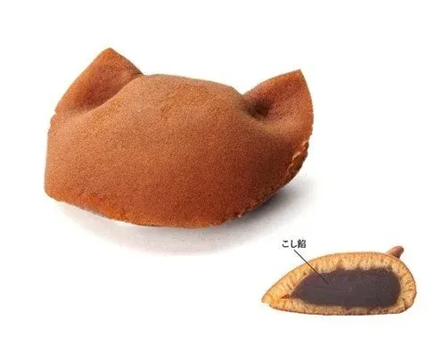 猫の耳のような形をした可愛らしい和菓子で、中にはなめらかなこし餡が詰まっています