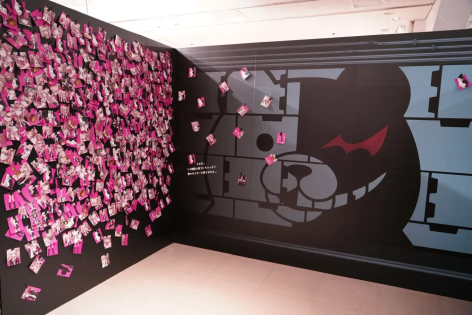 壁一面のキャラクターイラスト展示