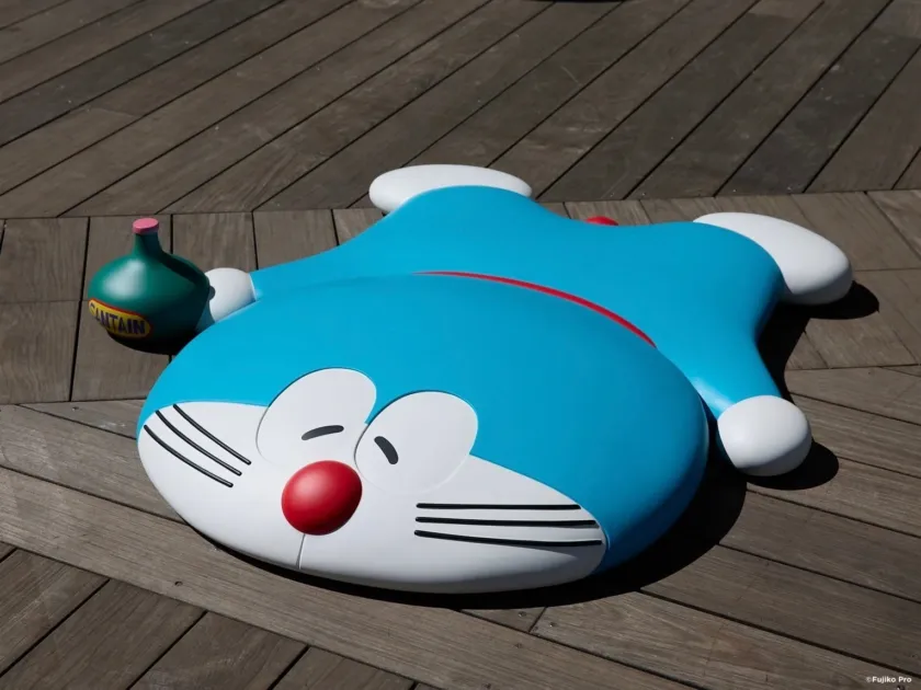 液体化したような姿のドラえもんのフィギュア