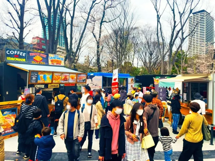 フードトラックが並ぶ賑やかな屋外イベント