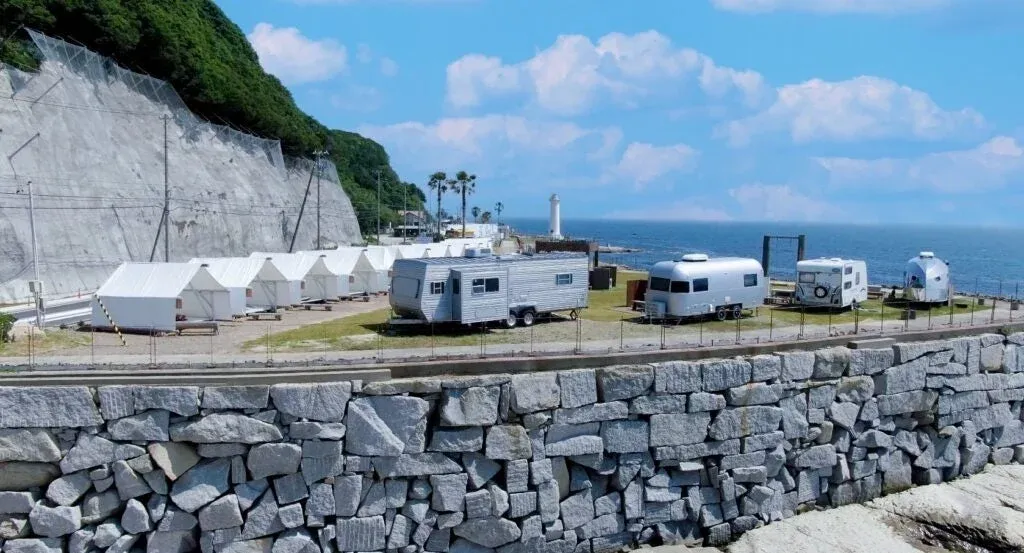 海辺に広がるグランピング施設