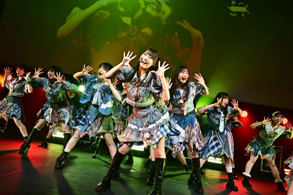 ステージでパフォーマンスするアイドルグループ