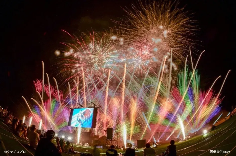 夜空に色とりどりの花火と大型スクリーン