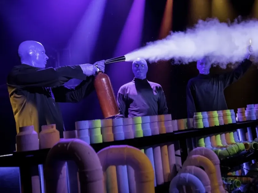 煙を噴射するブルーマングループのパフォーマンス