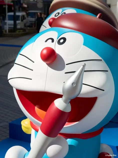 ベレー帽をかぶり筆を持った「まんが家」スタイルのドラえもん