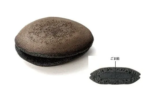 黒い生地の和菓子で、中にはごま餡がたっぷり詰まっています