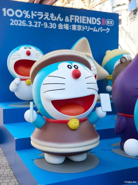 様々な衣装をまとったドラえもんの像