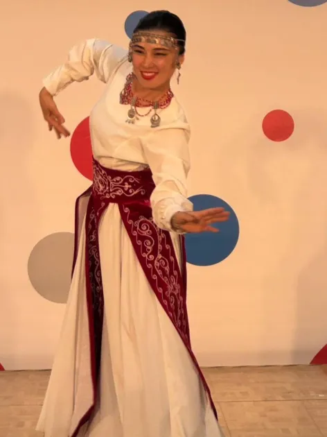 民族衣装の踊り