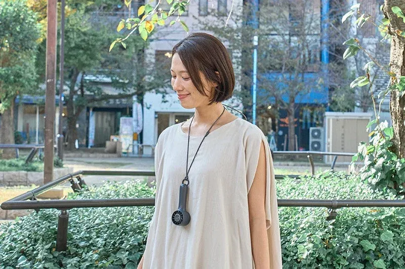 ネックストラップで首にかける女性