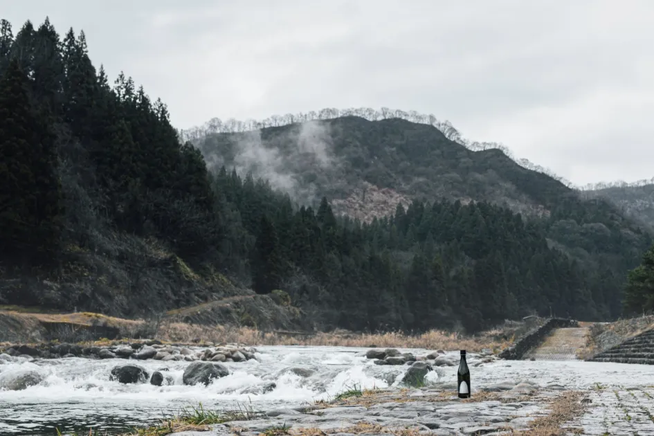 自然豊かな栃尾の風景と山城屋のボトル