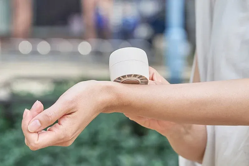 冷却プレートを首や手首にあてる様子