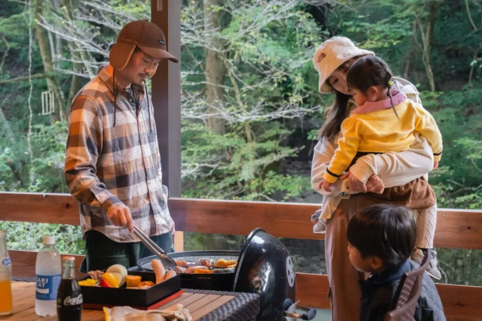 家族がバーベキューを楽しむ様子
