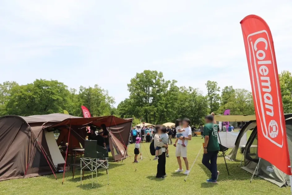 様々なテントが設営されたアウトドアイベントの様子