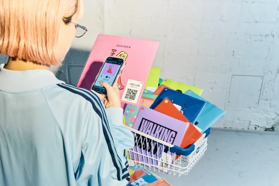 スマートフォンでQRコードをスキャンする様子