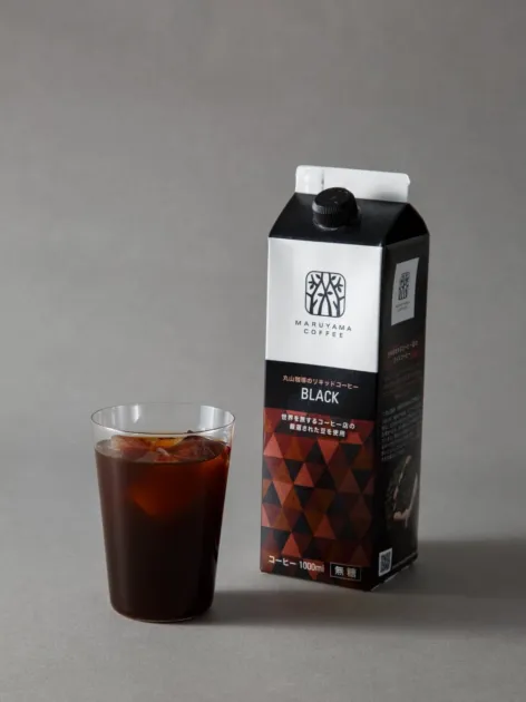 丸山珈琲のリキッドコーヒーBLACK(無糖)とグラス