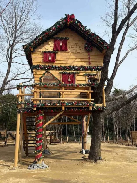 クリスマスデコレーションされたツリーハウス