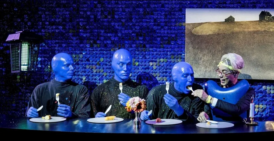 食卓を囲むブルーマングループのパフォーマンス