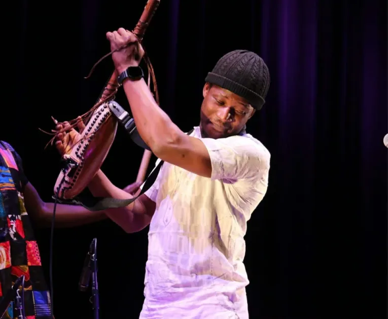 民族楽器の演奏