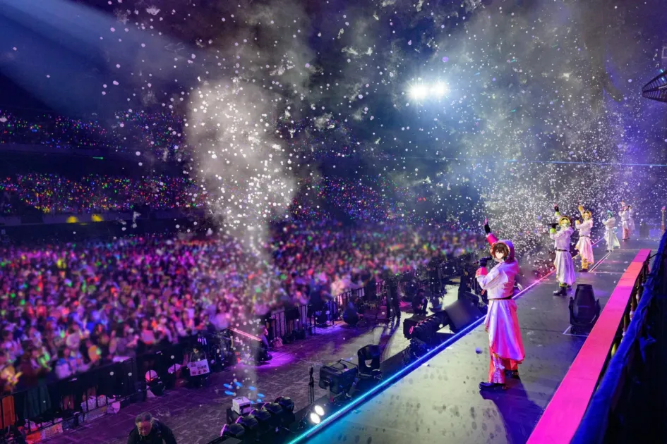会場全体が盛り上がるAMPTAKxCOLORSライブ