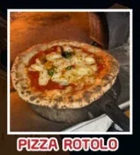 焼き立てのピザ