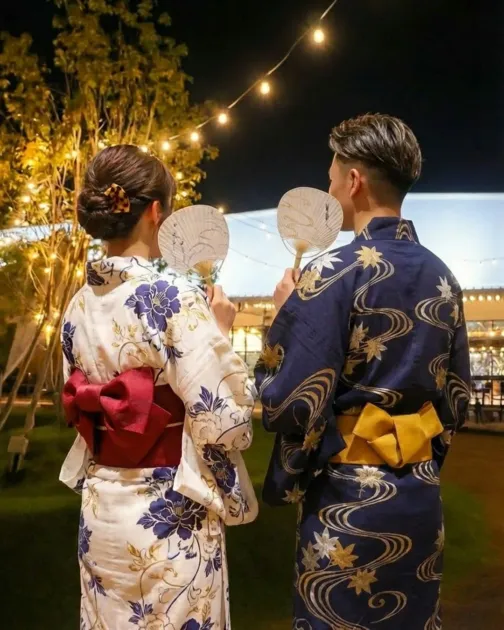 浴衣姿でイベントを楽しむカップル