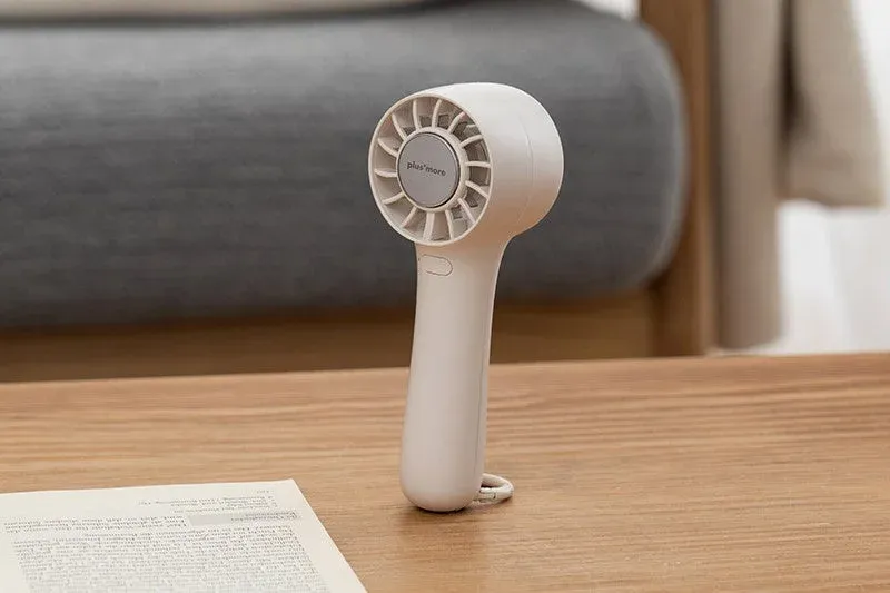 カラビナでデスクに置かれたハンディファン