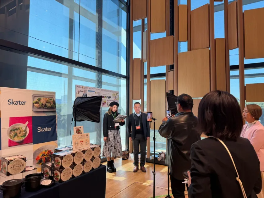 商品展示と来場者の様子