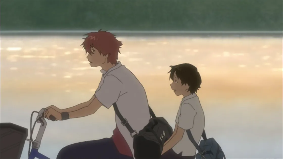 夕暮れ時、自転車で二人乗りをするアニメの少年たち