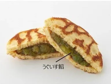 きつね色の生地に鶯餡が挟まれた和菓子が写っており、一つは半分にカットされ、中の鮮やかな緑色の餡が見えています