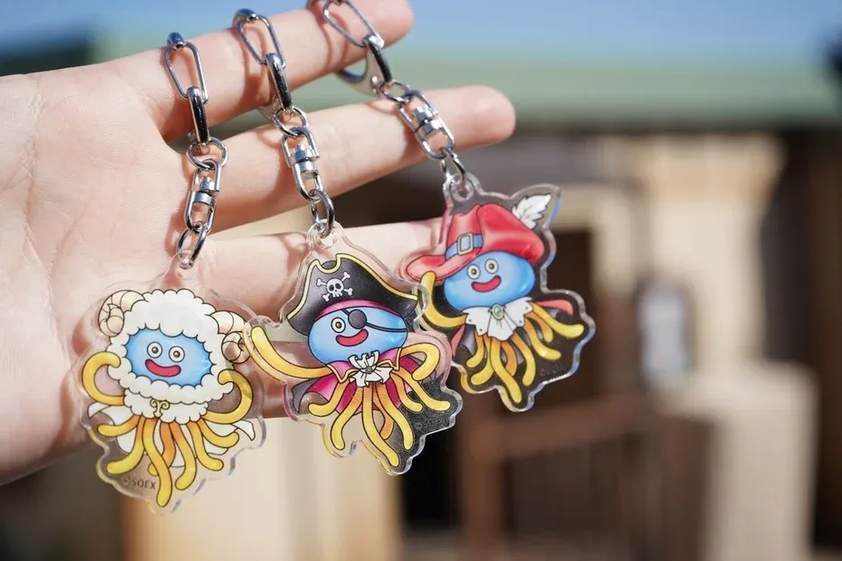 可愛らしいドラゴンクエストのスライム型キーホルダーが3つ写っています