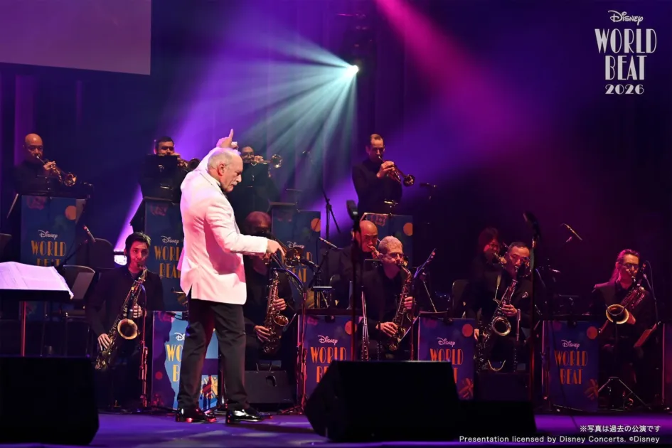 指揮者がビッグバンドを指揮しているライブパフォーマンス