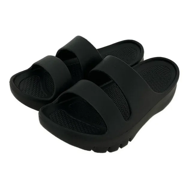 黒いツーストラップのスライドサンダル