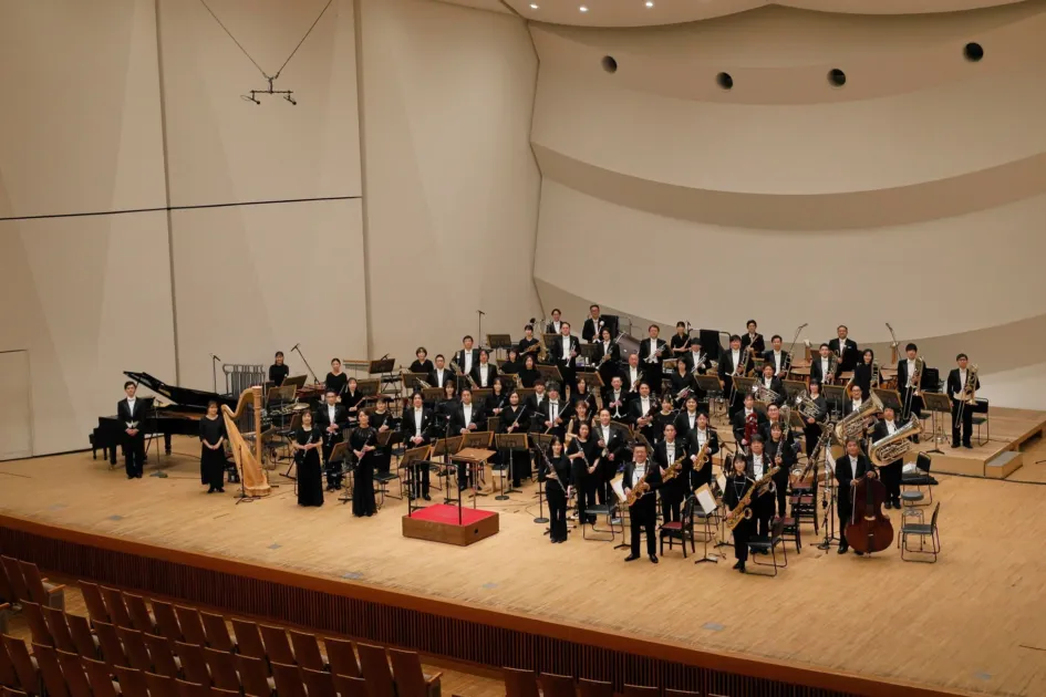 コンサートホールで演奏を終えた吹奏楽団のメンバー