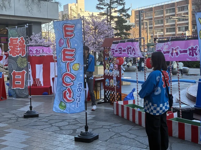 縁日のヨーヨー釣り風景