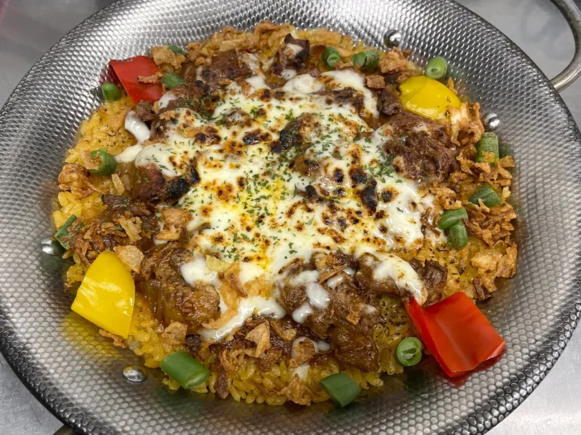 チーズ,肉料理,ごはん,ドリア,グラタン,洋食,メインディッシュ,パプリカ,フライドオニオン,熱々,美味しそう,金属皿