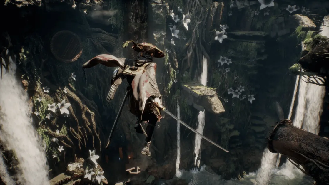 笠を被り刀を携えた戦士が、巨大な木々や滝、白い花が咲き乱れる幻想的な峡谷を飛び降りる瞬間を捉えた画像