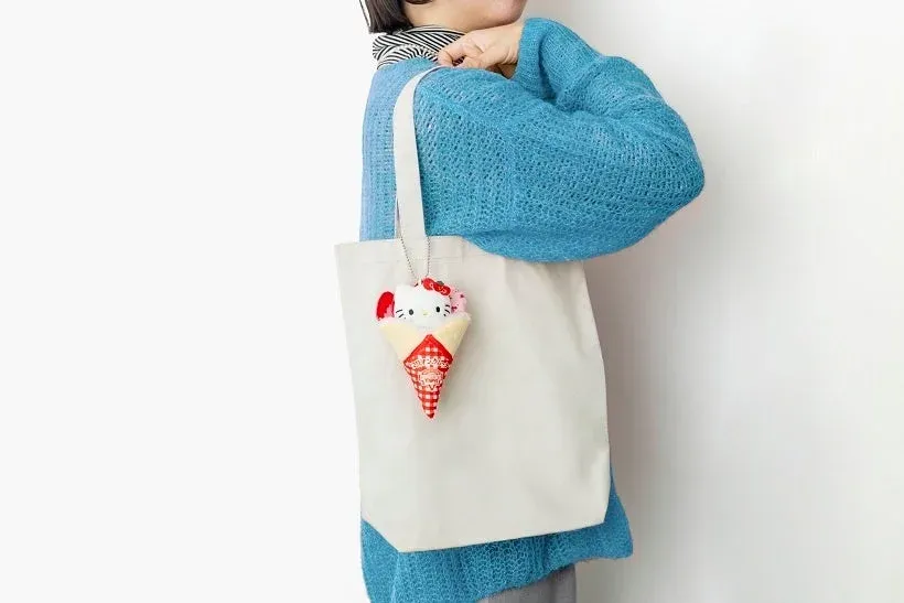 バッグにつけたハローキティのぬいぐるみチャーム