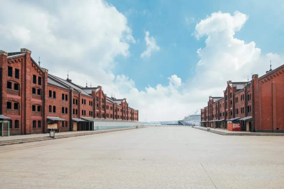 赤レンガ倉庫,横浜,歴史的建造物,広場,港,クルーズ船,観光地,晴れ,建築,都市景観