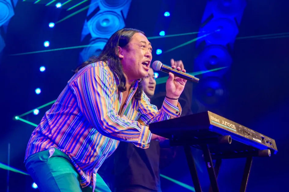 ステージ上で熱唱する秋山竜次