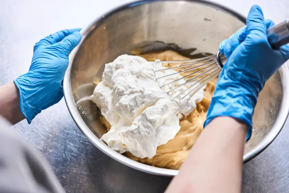 クリームを混ぜる様子