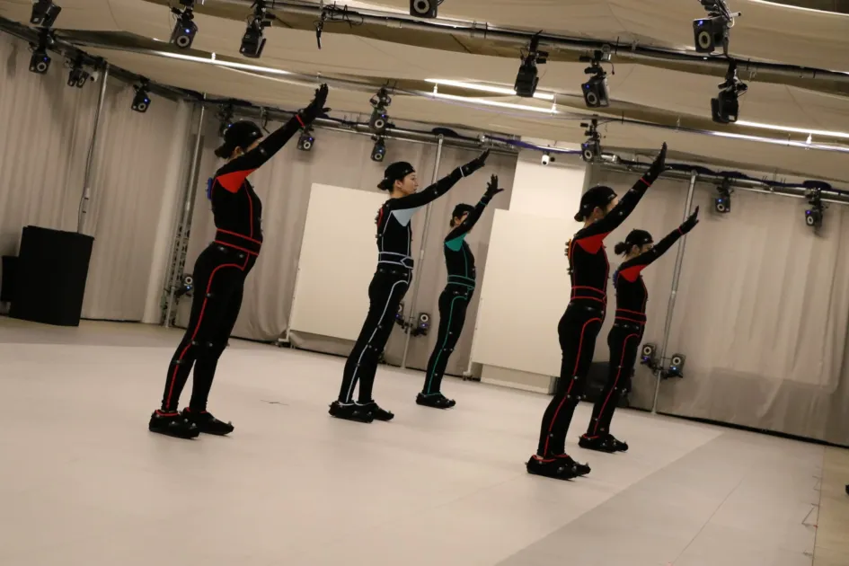 モーションキャプチャスーツを着用した複数の人物