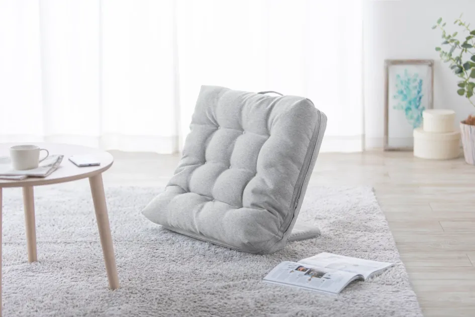 明るいリビングルームにグレーのフロアチェア