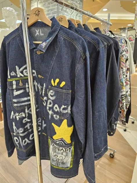 カスタムデザインが施されたデニムジャケット