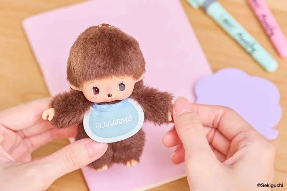 手に持たれたベビチッチのキーチェーン