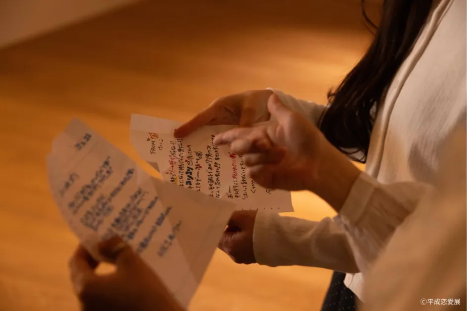 手書きの回し手紙を読む来場者